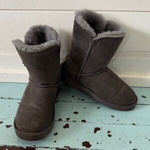 Shearling Suede Size 8 Boots with Crystal button Grey Brand auabP